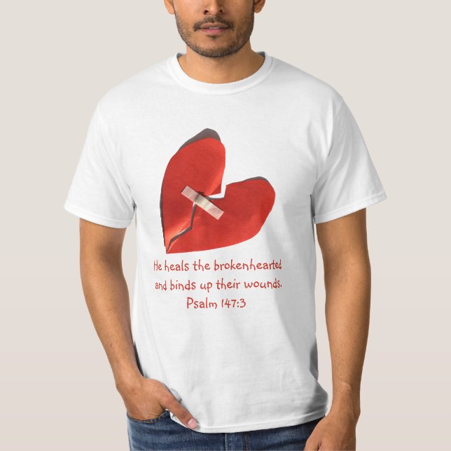 Camiseta Curandeiro da arte da escritura do 147:3 do salmo (Frente)