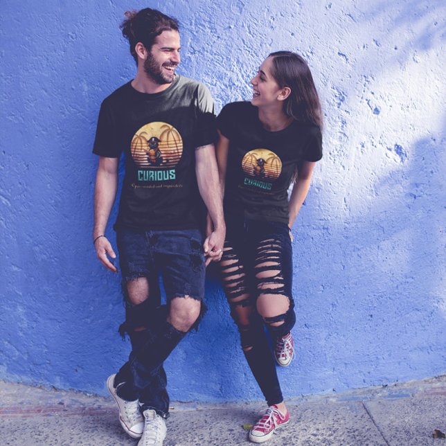 Camiseta Curioso gato pirata decifra mistérios antigos (A couple is wearing a Curious Pirate Cat Deciphers ancient mysteries T-shirt.)