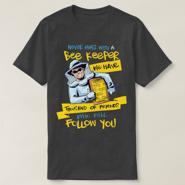 Camiseta Curioso Guardião De Abelhas Nunca Mete Com Um Armá (Frente do Design)