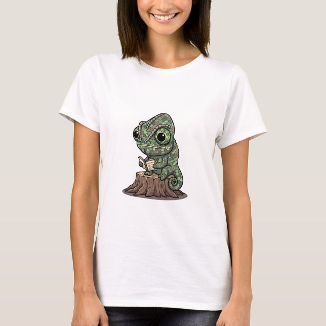 Camiseta Curious Green Chameleon Reading Explorer's Journal (Frente)