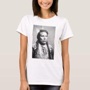 Camiseta Curley, do tribo do corvo, um dos escuteiros de