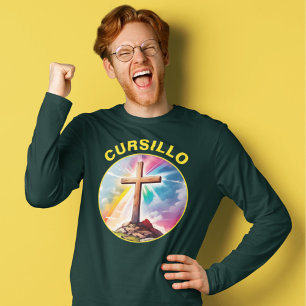 Camiseta Cursillo Wood Cross com arco-íris e nuvens