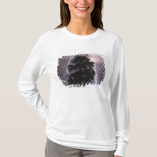 Camiseta Curto circuitos no céu atrás de uma árvore (Frente)