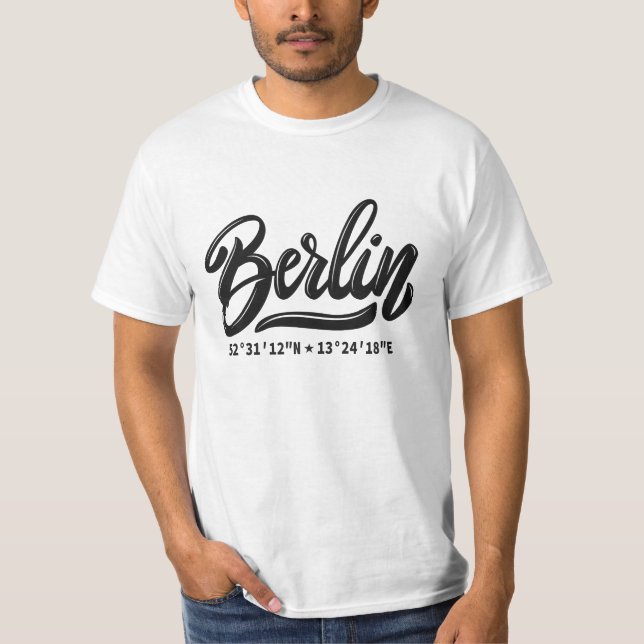 Camiseta Custom Name / Text Berlin Germany Coordinates (Frente)