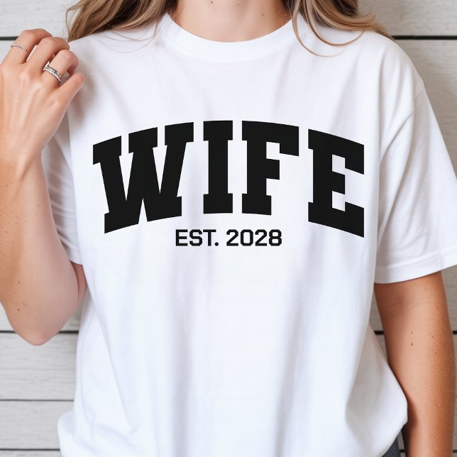 Camiseta Custom Newlyweds Matching Shirt, Wife Husband Gift (Engagement gifts for couples, Wedding gifts for bride and groom, Wifey and Hubby matching outfits)