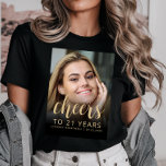 Camiseta Custom Photo Cheers 21st Birthday Party<br><div class="desc">This 21st birthday party t-shirt features the guest of honor's photo with a gold-colored text overlay. The word "cheers" appears in elegant gold-colored calligraphy script, followed by "to 21 years" and the guest of honor's name and birthday in sans serif font. A dark screen helps make the text pop. A...</div>