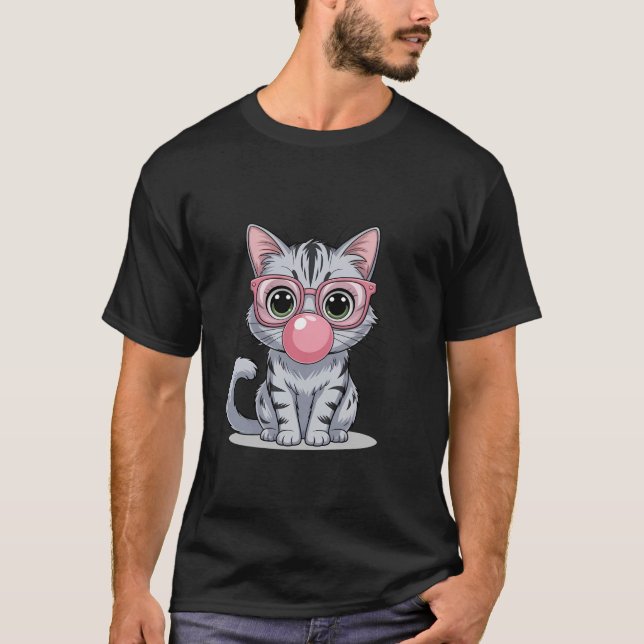 Camiseta Cute and Funny Cat Pink Sunglasses And Blowing Bub (Frente)