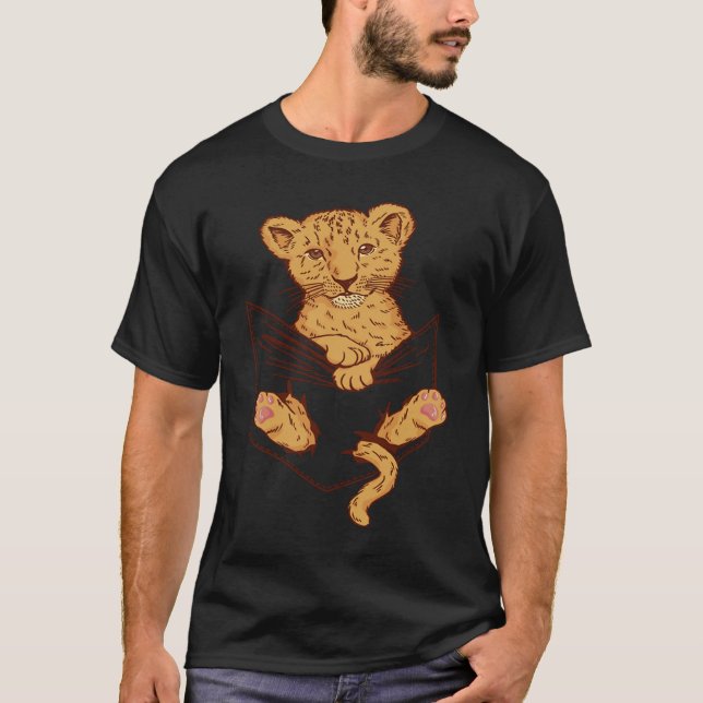 Camiseta Cute baby lion in the bag (Frente)