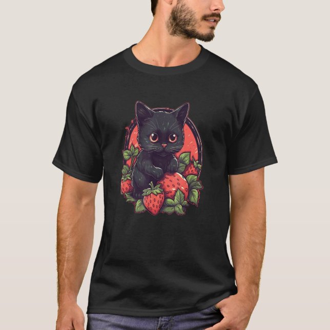 Camiseta Cute black cat sitting on a patch of strawberries  (Frente)