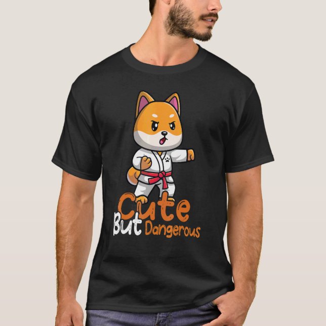 Camiseta Cute but Dangerous Karate Taekwondo Judo Girl Outf (Frente)
