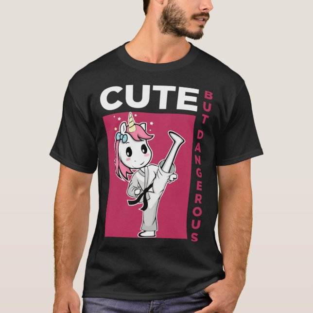 Camiseta Cute but Dangerous Karate Taekwondo Unicorn Karate (Frente)