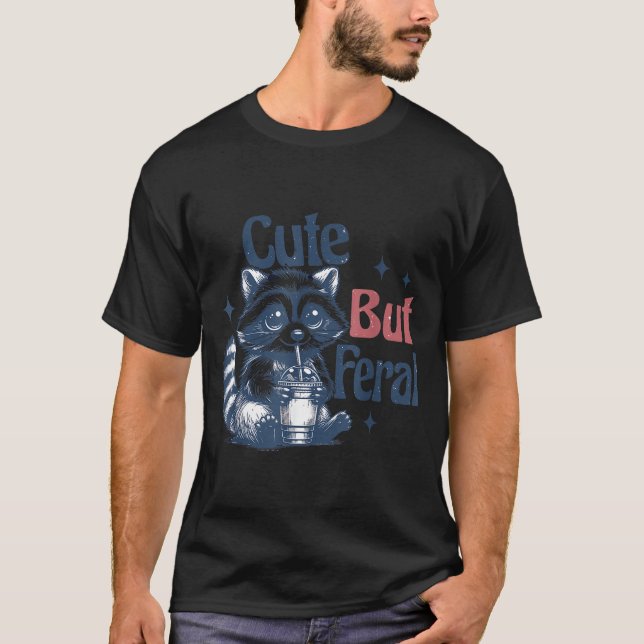 Camiseta Cute But Feral Raccoon Drinking Boba Toddler Vinta (Frente)