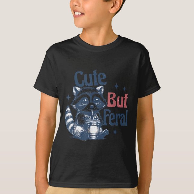 Camiseta Cute But Feral Raccoon Drinking Boba Toddler Vinta (Frente)