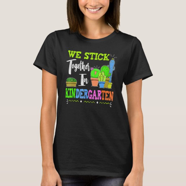 Camiseta Cute Cactus Team Kindergarten We Stick Together Te (Frente)