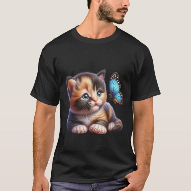 Camiseta Cute Calico Kitten and Blue Butterfly  ✨🐱 (Frente)
