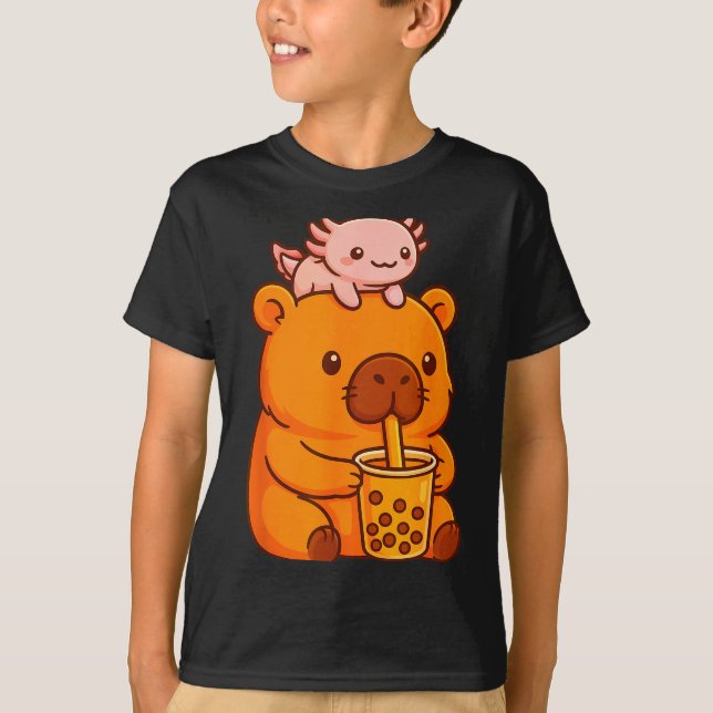 Camiseta Cute Capybara Drinking Bubble Tea And Axolotl Kawa (Frente)