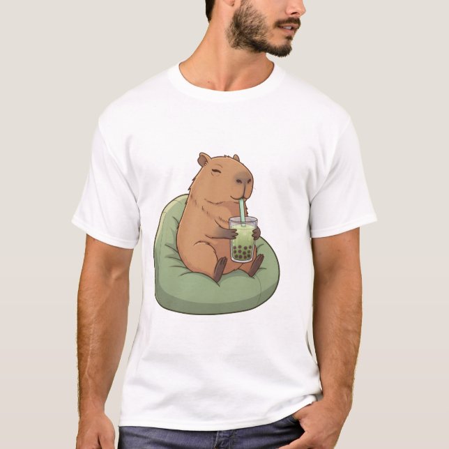 Camiseta Cute Capybara Drinking Matcha Boba Tea Kawaii Gift (Frente)