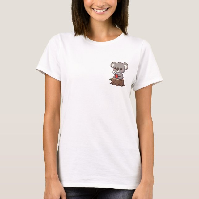 Camiseta Cute Cartoon Koala with Steaming Thermos on Tree (Frente)