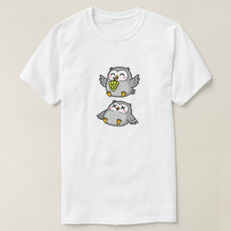 Camiseta Cute Cartoon Owls Eating Grapes Funny Gray Owl