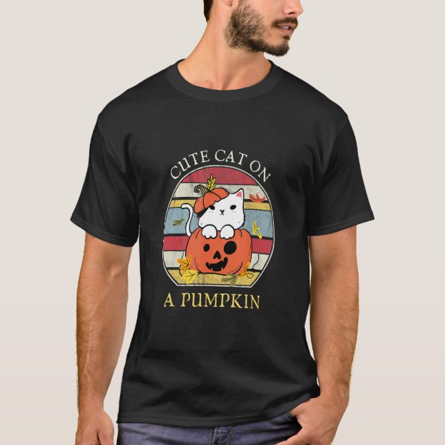 Camiseta Cute Cat on a Pumpkin (Frente)