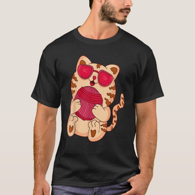 Camiseta Cute Cat with Wool Ball  Knitting (Frente)