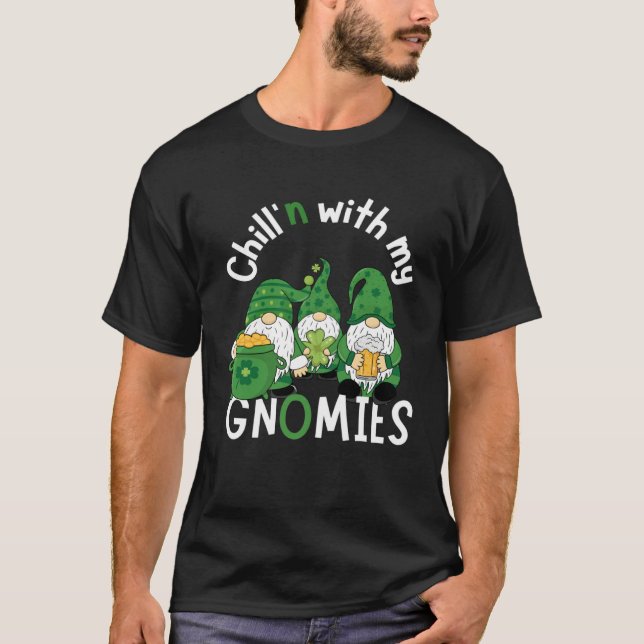Camiseta Cute Chill n With My Gnomies  St Patricks day hand (Frente)