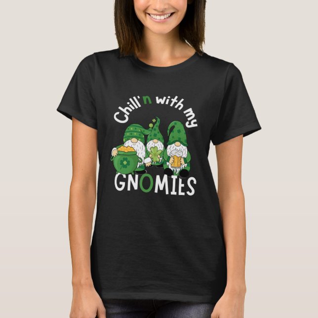 Camiseta Cute Chill n With My Gnomies  St Patricks day hand (Frente)