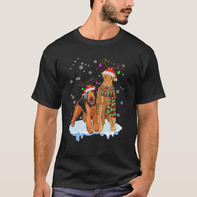 Camiseta Cute Christmas Airedale Terrier Santa Hats Reindee (Frente)