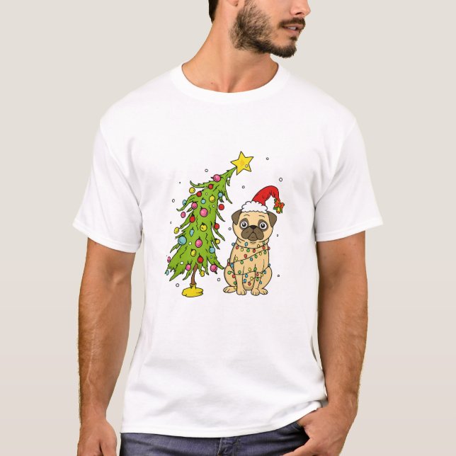 Camiseta Cute Christmas Pug Wrapped in Holiday Lights (Frente)