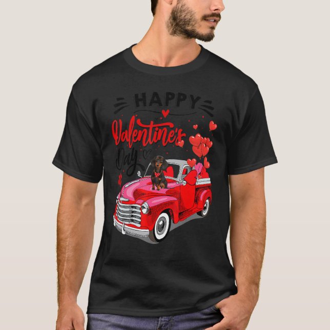 Camiseta Cute Dachshund Dog Red Truck Happy Valentine's Day (Frente)