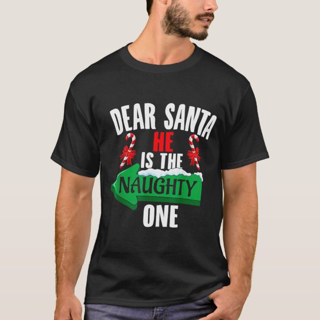 Camiseta Cute Dear Santa He Is The Naughty One Couple Chris (Frente)