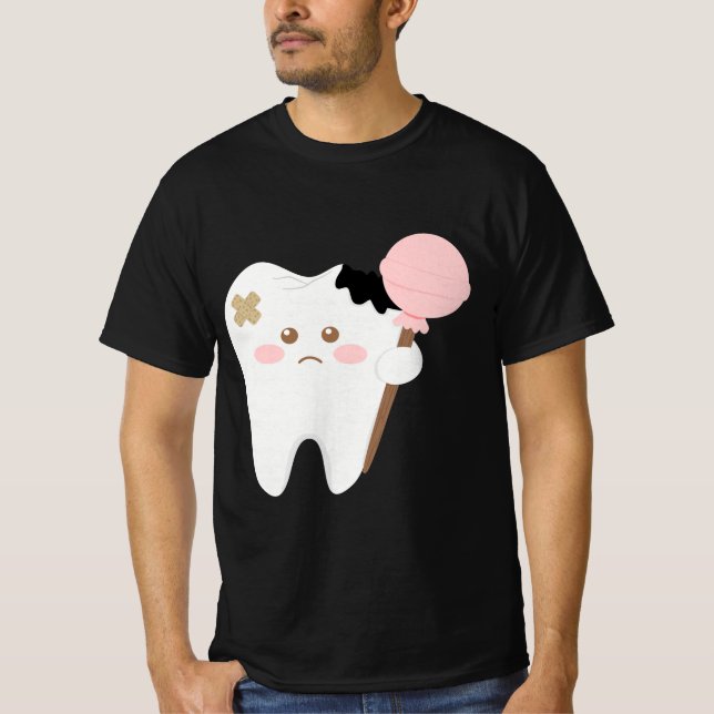 Camiseta Cute decayed tooth cartoon holding lollipop funny  (Frente)
