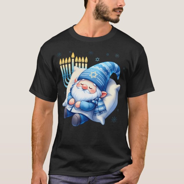 Camiseta Cute Garden Gnome Jewish Hanukkah Sleeping (Frente)
