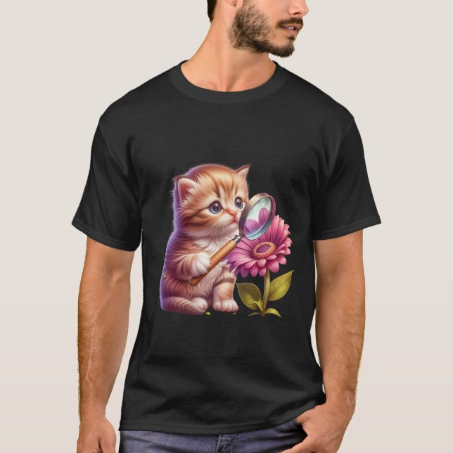 Camiseta Cute Ginger Kitten with Magnifying Glass Art  ✨🐾 (Frente)