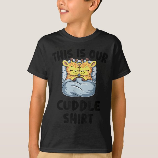 Camiseta Cute Giraffe Couple This Is Our Cuddle  (Frente)