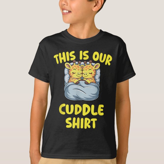 Camiseta Cute Giraffe Couple This Is Our Cuddle  (Frente)