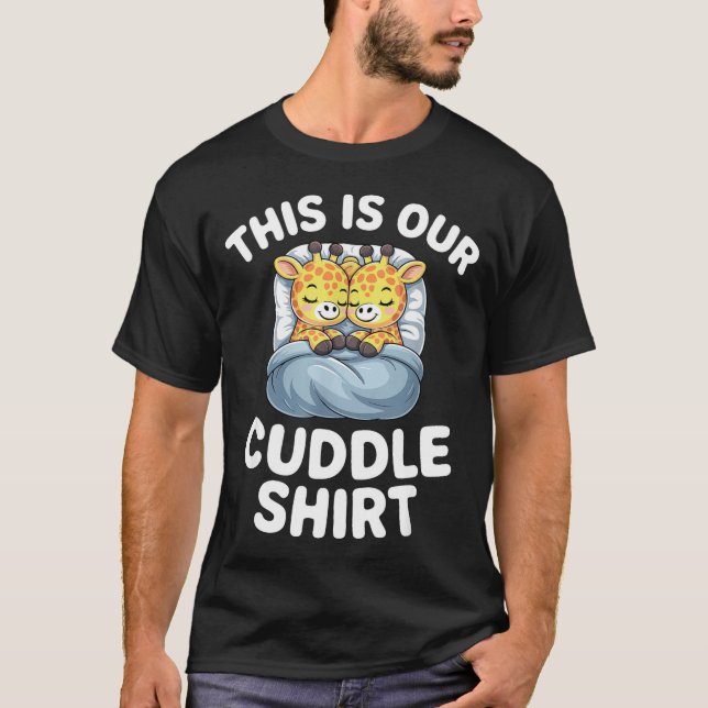 Camiseta Cute Giraffe Couple This Is Our Cuddle  (Frente)