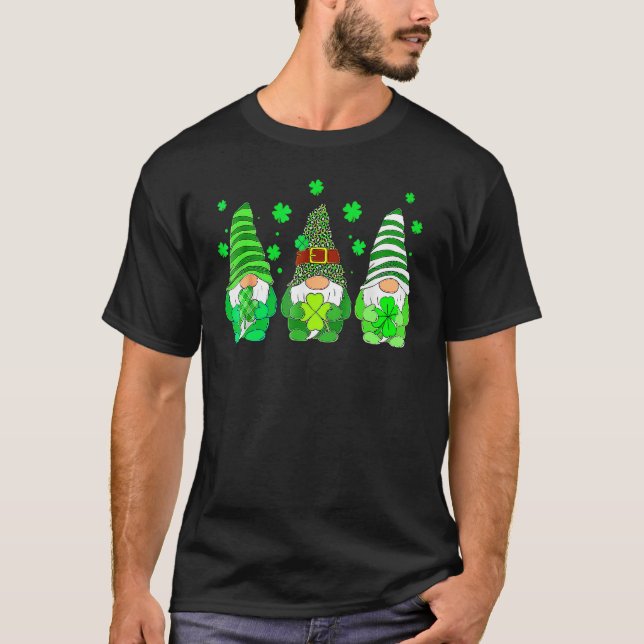 Camiseta Cute Gnomes Holding Shamrock Leopard Plaid St Patr (Frente)