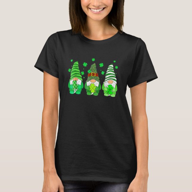 Camiseta Cute Gnomes Holding Shamrock Leopard Plaid St Patr (Frente)