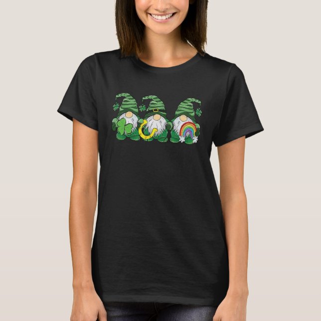 Camiseta Cute Gnomes Holding Shamrock Rainbow St Patrick's  (Frente)