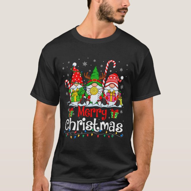 Camiseta Cute Gnomes Merry Christmas Light Family Gnome Xma (Frente)