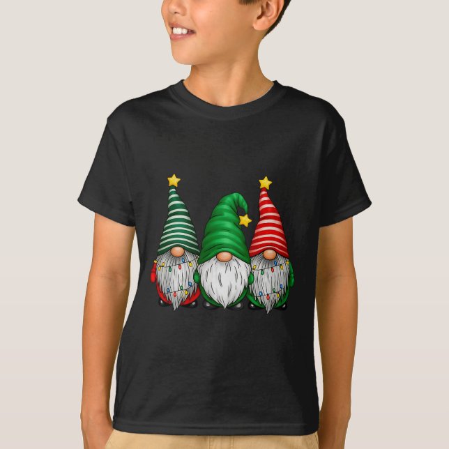 Camiseta Cute Gnomes Merry Christmas Light Family Gnome Xma (Frente)