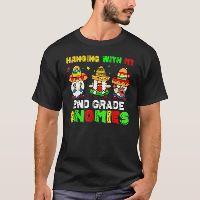Camiseta Cute Hanging With My 2nd Grade Gnomies Cinco De Ma (Frente)