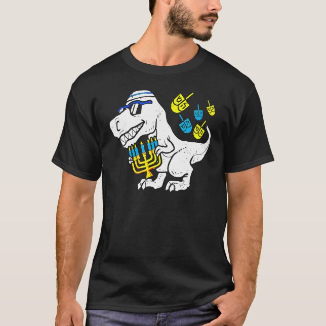 Camiseta Cute Hanukkah Rex Dinossauro Menorasauro Chanukah  (Frente)