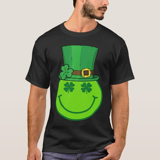 Camiseta Cute Happy Face Leprechaun  St Patricks Day Irish  (Frente)
