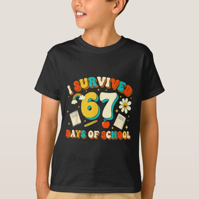 Camiseta Cute I Survived 67 Days Of School Funny Meme Teach (Frente)