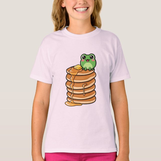 Camiseta Cute Kawaii Green Frog Sitting on Giant Stack (Frente)