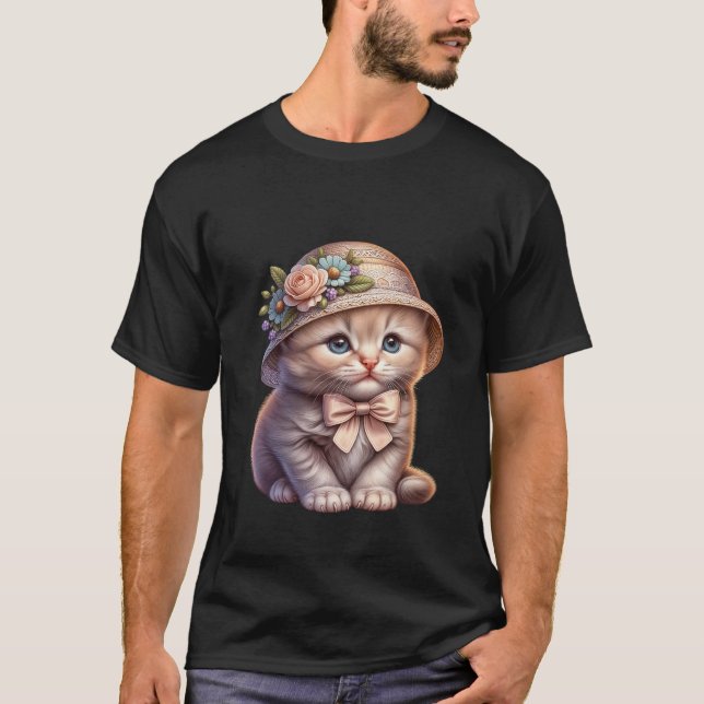 Camiseta Cute Kitten in Floral Straw Hat & Bow ✨🐾👒 (Frente)