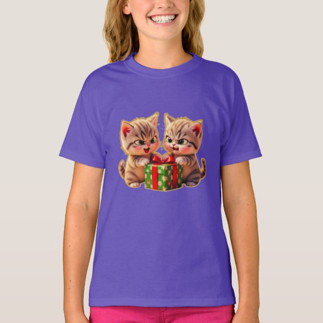 Camiseta **Cute Kittens Fighting Over a Gift – Funny Christ (Frente)