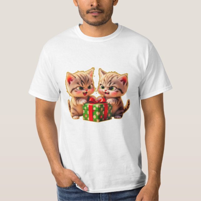 Camiseta **Cute Kittens Fighting Over a Gift – Funny Christ (Frente)
